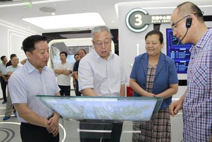 安树国(右3)在常山北明科技馆体验智慧城市系统